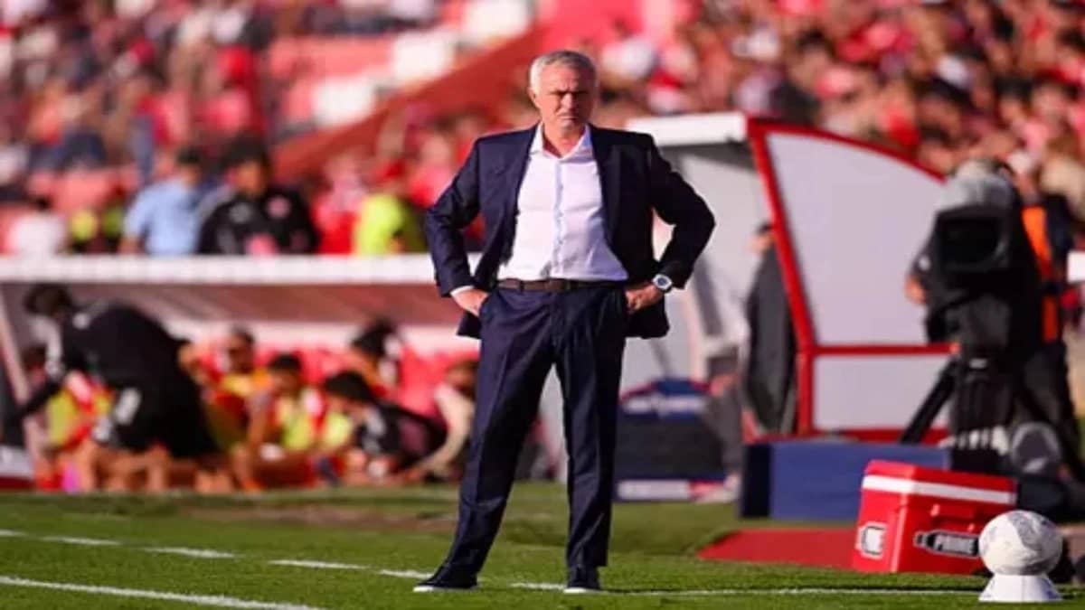 جماهير بورتو تستقبل مورينيو بشكل عدائي.. فيديو