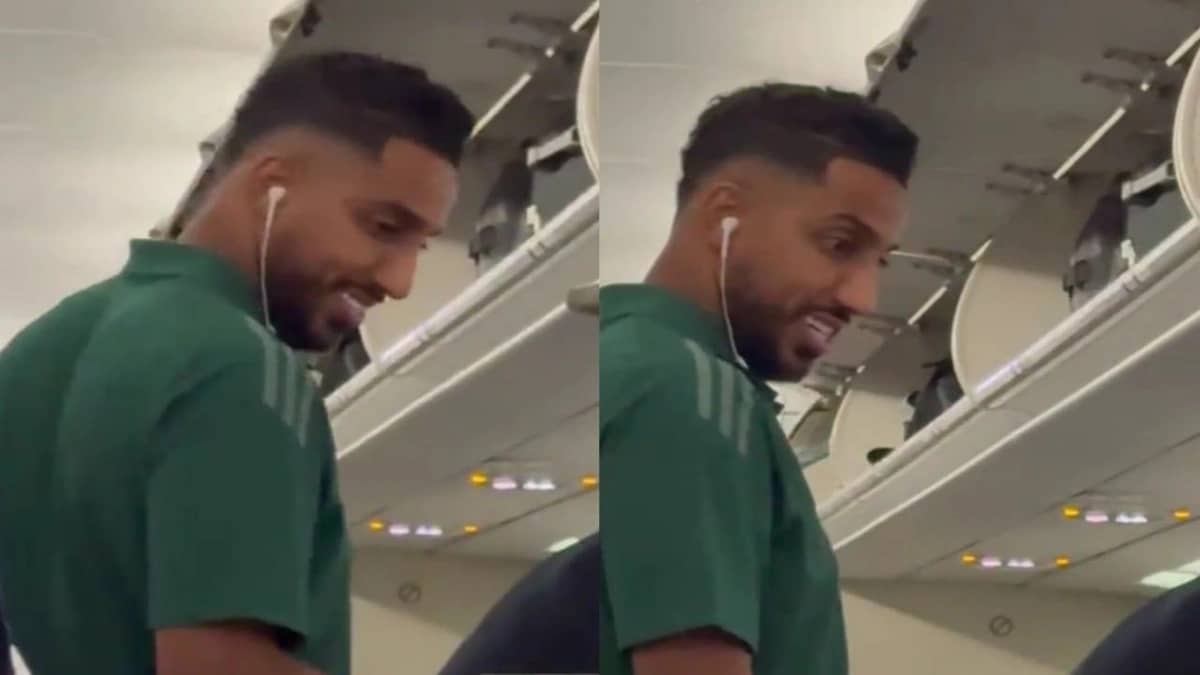 فرحة سالم الدوسري في الطائرة رحلة العودة إلى الرياض.. فيديو