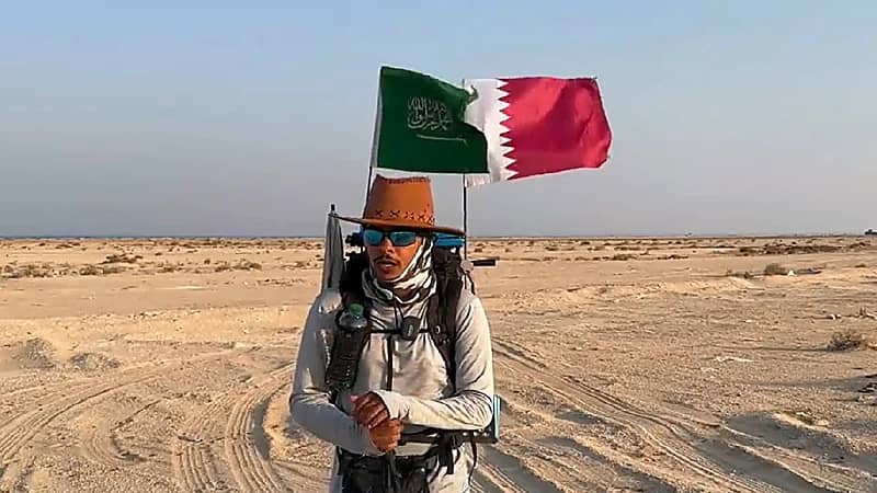 بالفيديو .. رحالة سعودي يجتاز 55 يوما سيراً على الأقدام من جدة لقطر لحضور المونديال