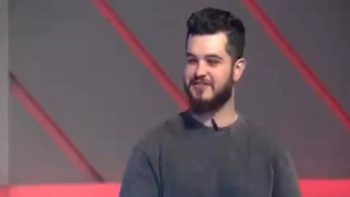 بالفيديو.. شاب من جذور أمريكية يكشف بشغف عن قصة تعلقه بالمملكة وإتقانه للغتها