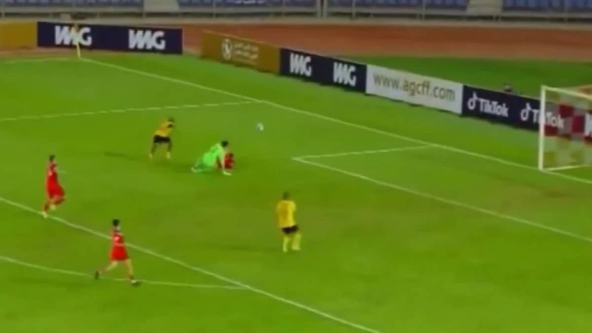 فرصة قاتلة تهدر في الثواني الأخيرة وتبقي القادسية الكويتي بلا فوز.. فيديو