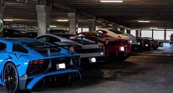 بالصور.. جراج يضم مجموعة مميزة من السيارات الفائقة يعلوها التراب