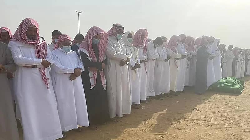 زوج المعلمة المتوفاة بحادث يوصل هدايا النجاح لطلابها