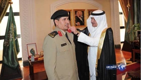 أمير منطقة تبوك يقلد قائد أمن المنشآت بالمنطقة رتبته الجديدة
