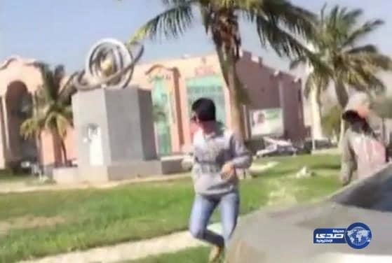 بالفيديو: فتاتان تتجولان في "تحلية جدة" دون عباءة وسط استغراب المارة