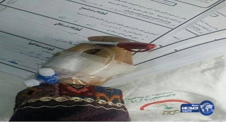 معلمة تصحح أوراق اختبار طالباتها وهي على”السرير الأبيض”