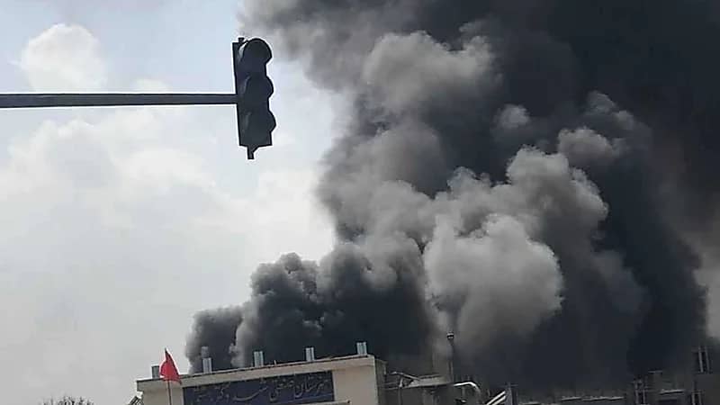 حريق ضخم بمحيط مستشفى في مشهد الإيرانية ..فيديو