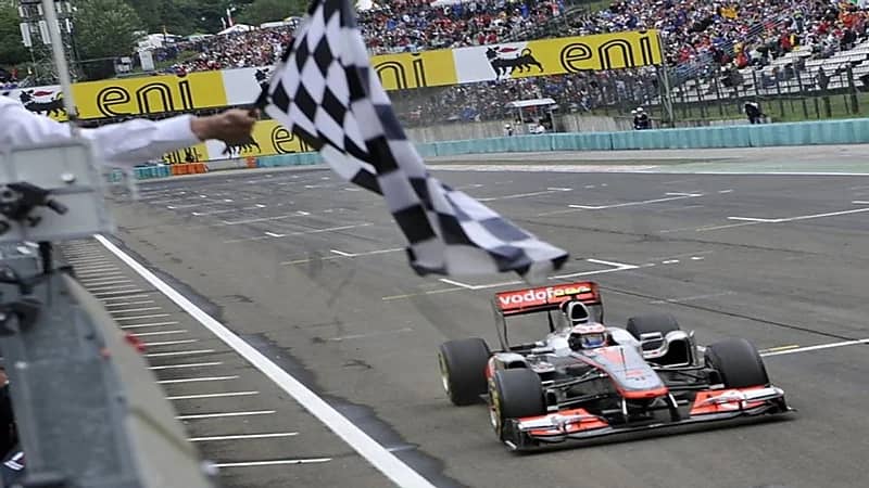 بالصور.. أبرز معاني ودلالات أعلام "فورمولا 1" المختلفة