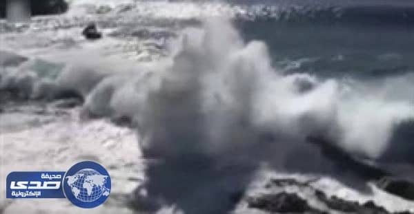 بالفيديو.. موجة ضخمة تبتلع عجوز وشاب في تينيريفي