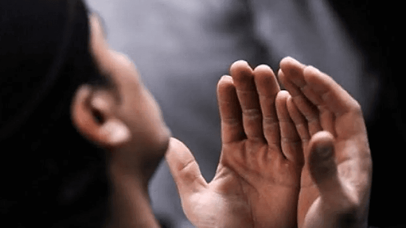 بالفيديو.. الشيخ "السليمان" يوضح حكم رفع اليدين حال الدعاء ومسح الوجه بهما