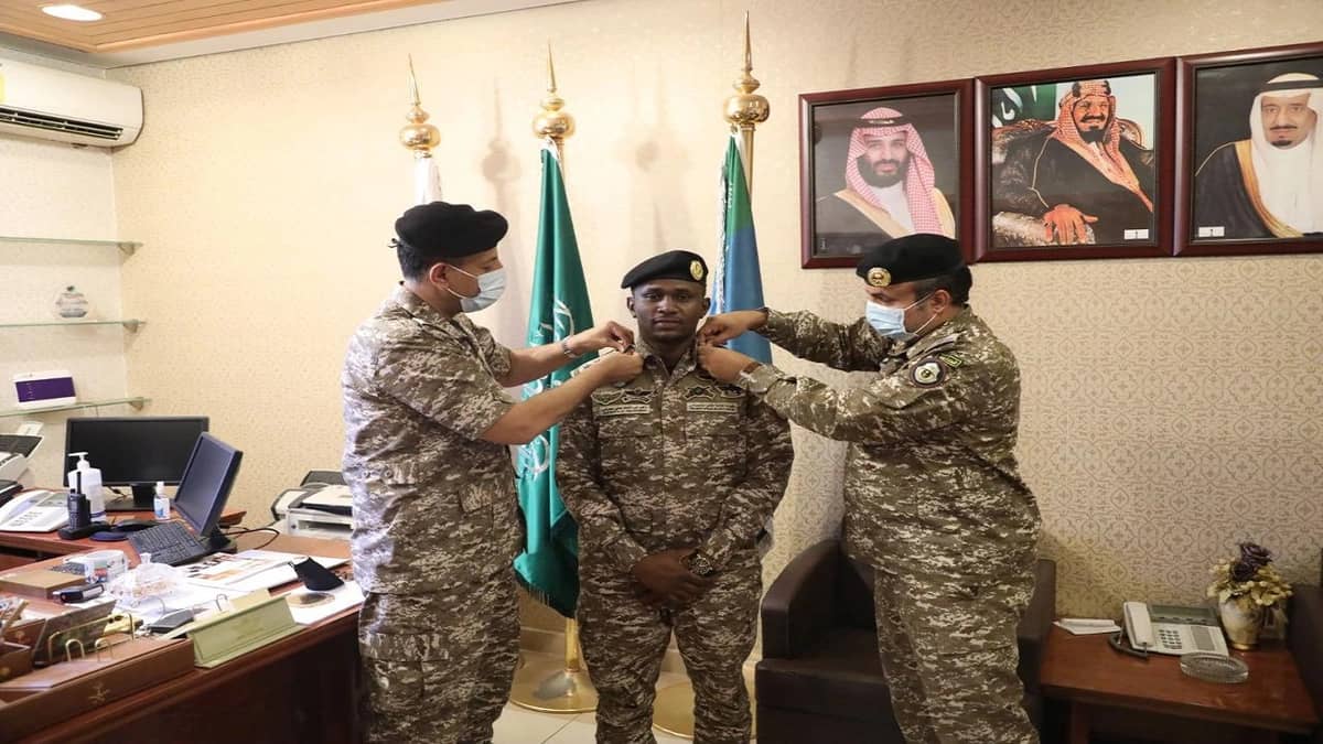 العميد الحمراني يقلد زاهر مجرشي رتبته الجديدة