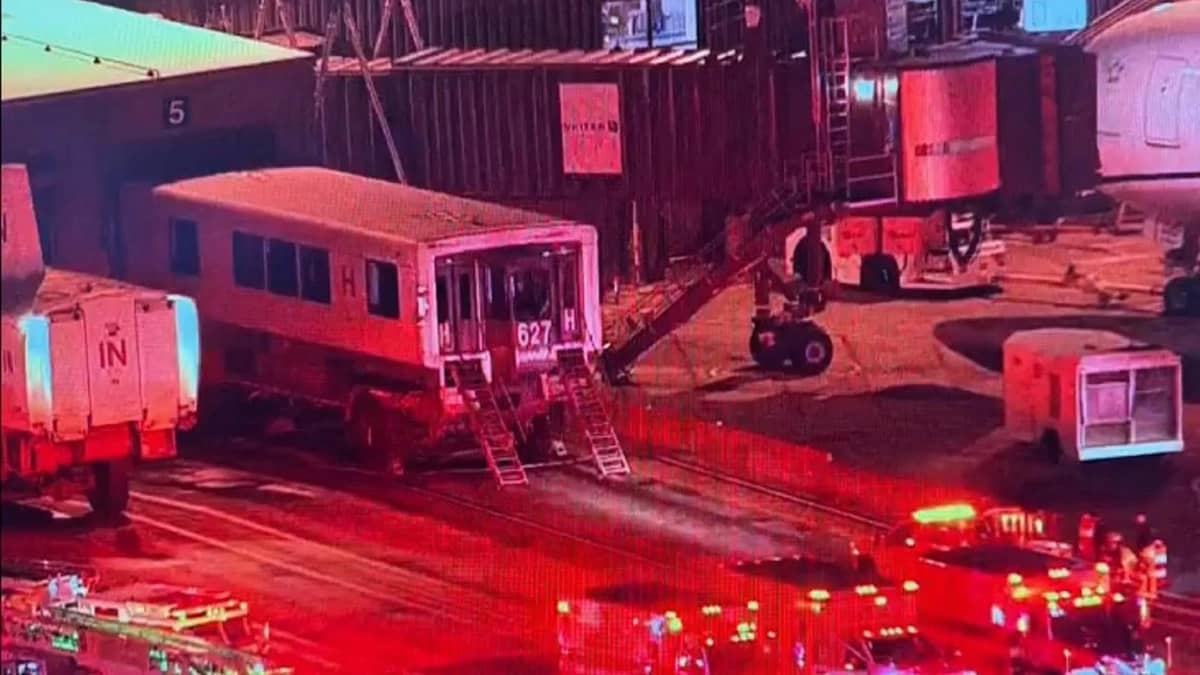 18 إصابة في حادث تصادم صالة متنقلة بمنصة تصعيد الركاب في مطار واشنطن الدولي.. فيديو