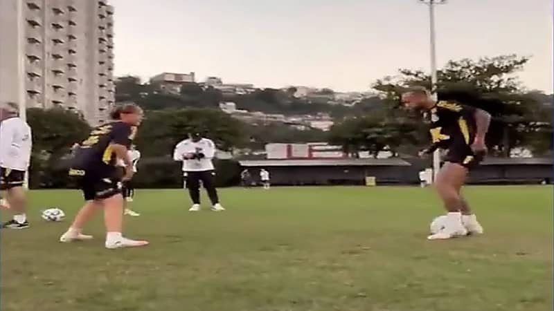 نيمار يداعب ابنه دافي لوكا بمراوغة طريفة في تدريبات سانتوس.. فيديو