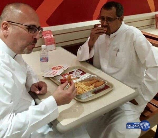 المواطن المقيم أمام فرع "البيك" بجازان يحقق أمنيته(صور)