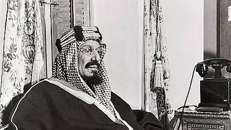 ردّ فعل الملك عبدالعزيز وهو مريض بعدما علم أن الأمير سلمان قرر تأجيل زواجه.. فيديو