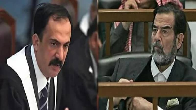 شاهد.. صورة صدام حسين مفروشة على أرضية مجلس عزاء القاضي الذي حاكمه