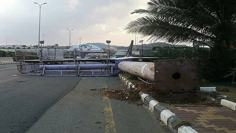 رياح قوية تتسبب في سقوط لوحة إعلانات بعسير