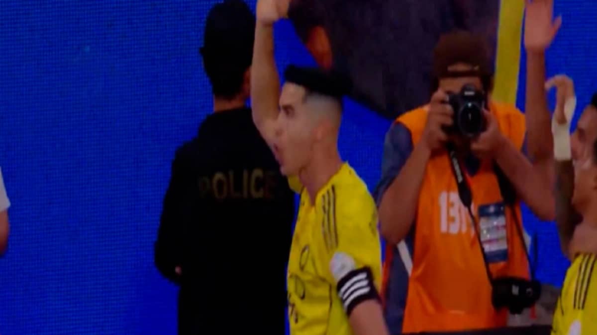 رونالدو يحتفل بالعرضة السعودية بعد هدفه بمرمى الفيحاء.. فيديو