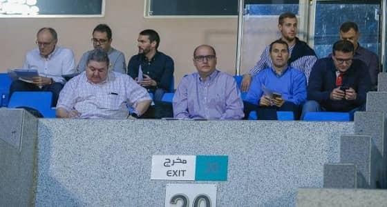 وفد " الليجا " يحضر مباراة الشباب ويسجل أولى الملاحظات الفنية