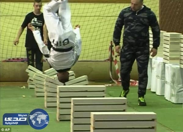 بالفيديو.. مُراهق يحطم 90 حجر بناء برأسه خلال 25 ثانية