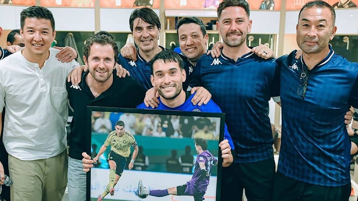 الخلود تهدي حارس الفريق كوزاني هدية خاصة