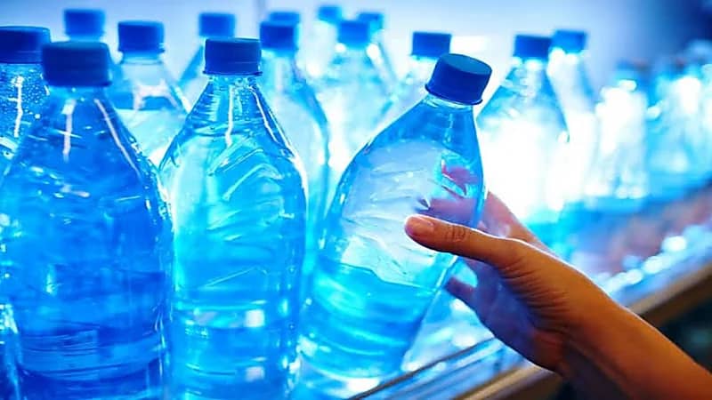 نصائح "الغذاء والدواء" للحفاظ على سلامة المياه المعبأة