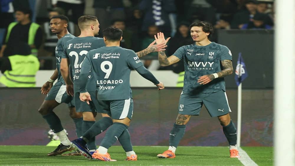 الهلال يتغلب على ضمك بثنائية ويتصدر الدوري