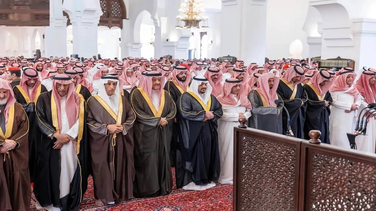 نائب أمير الرياض يؤدي صلاة الميت على إبراهيم البنيان.. صور