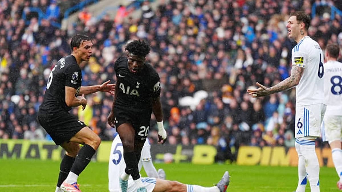 توتنهام يتغلب على ليدز يونايتد بثنائية