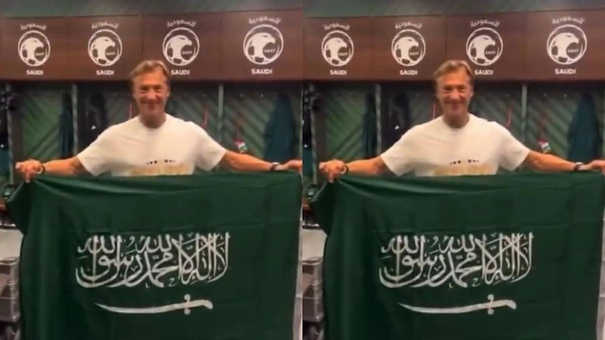 رينارد يرفع العلم السعودي احتفالًا بتأهل الأخضر لمونديال 2026.. فيديو
