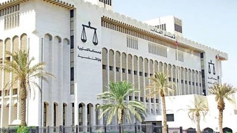 تسريح شرطي تورط في تفتيش أغراض شخصية لـ فتاة بيديه بالكويت