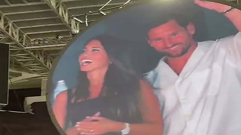 ميسي وزوجته يحضران حفل كولد بلاي وسط أجواء موسيقية مبهرة.. فيديو