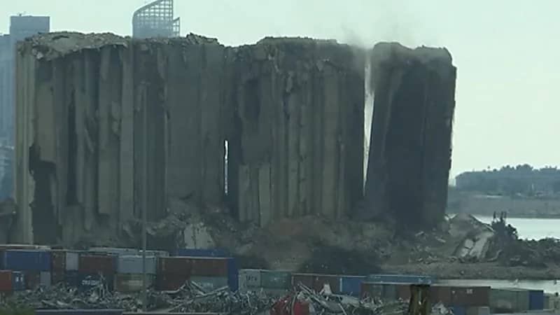 شاهد .. لحظة انهيار صومعتين جديدتين في مرفأ بيروت