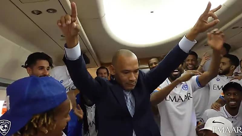 شاهد.. مورايس يحتفل بالتتويج داخل الطائرة على طريقته الخاصة