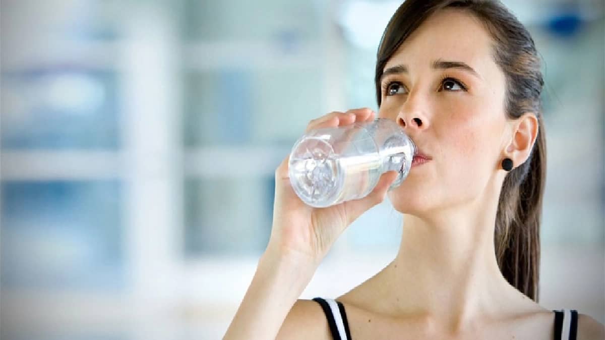 أطباء يحذرون: شرب الماء أثناء الوقوف يضر الكلى والقلب