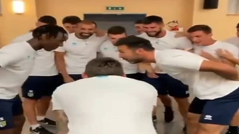 شاهد.. بوفون يفوز على زملائه خلال تحدي بلعبة طريفة