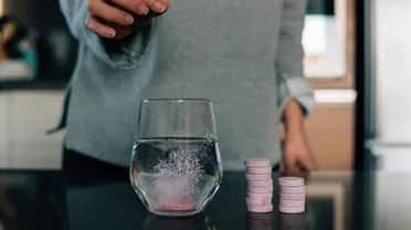 دراسة تحذر: الإفراط في تناول فيتامين "C" يرفع خطر الإصابة بحصوات الكلى