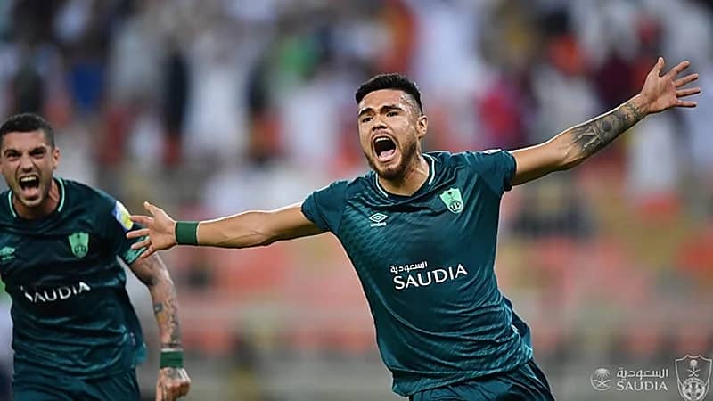 مدافع الأهلي السابق يحسم موقفه من عرض القادسية