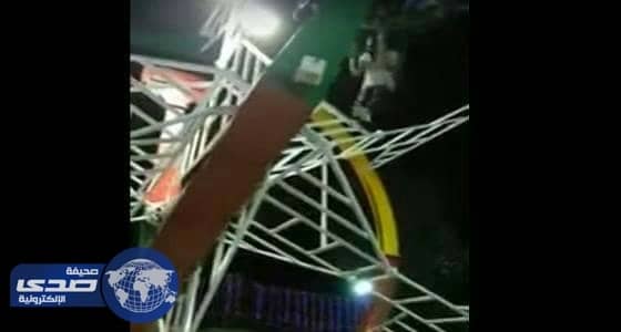 بالفيديو.. سقوط شاب من لعبة ملاهي على ارتفاع عالٍ جداً