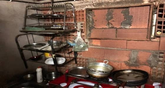 بالصور.. ضبط عمالة تحضر الوجبات بسكنهم في العوالي