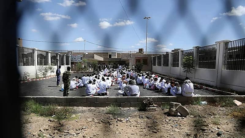 أم تصاب بجلطة بعد مشاهدتها لتعامل الحوثيين الوحشي مع ابنها المختطف