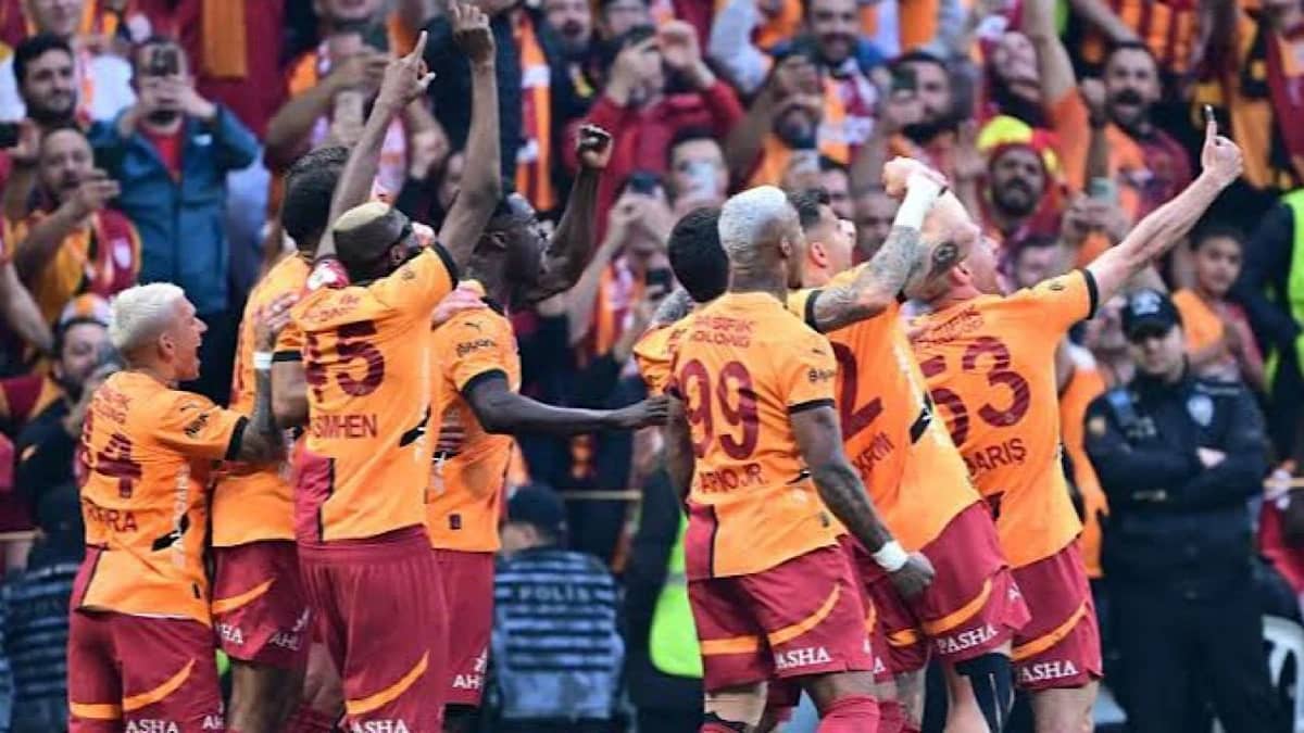 توقيف حكام ولاعبين واتهامات تهز كرة القدم بسبب أزمة المراهنات