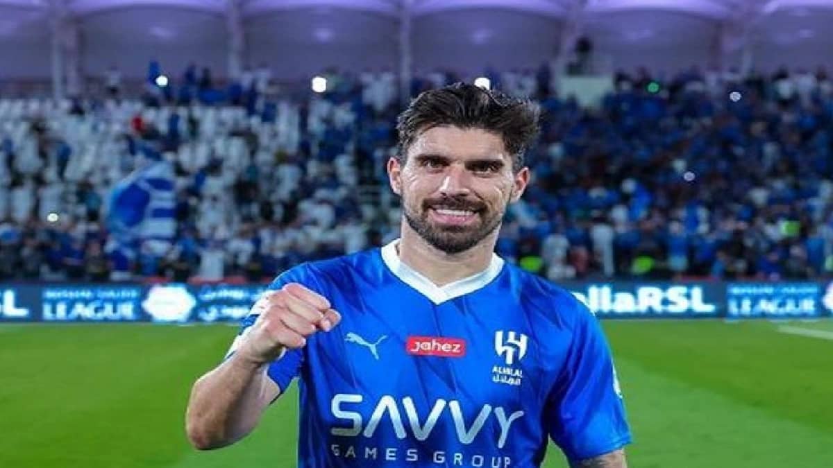 الهلال يقترب من تجديد عقد نيفيز وسافيتش وكوليبالي