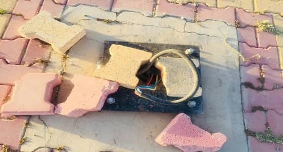 بالصور.. الأسلاك المكشوفة تهدد حياة سكان الحرجة