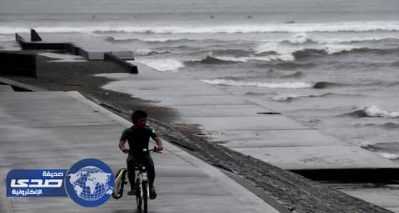 إعصار شديد يوقف الطائرت والقطارات جنوب اليابان