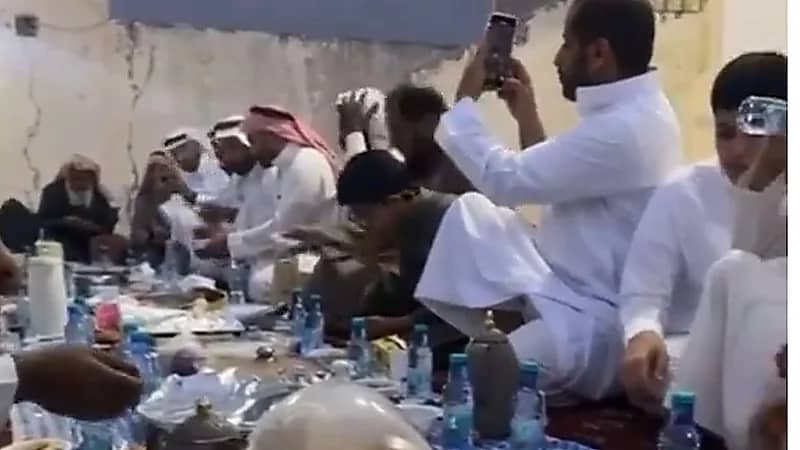 إفطار تحت زخات المطر .. فيديو