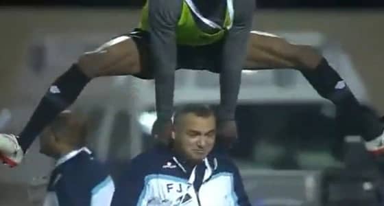 بالفيديو.. مشهد طريف لاحتفال حارس الفتح بهدف فريقه أمام الفيحاء