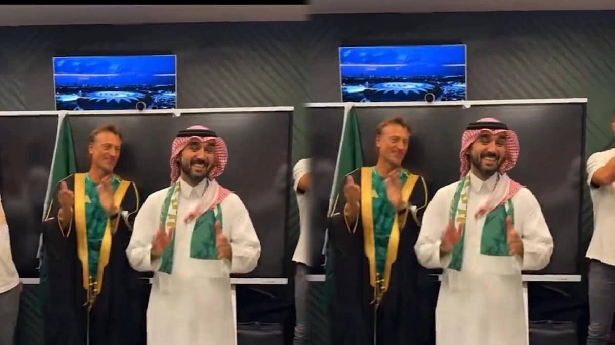 فرحة وزير الرياضة مع اللاعبين بعد التأهل لـ كأس العالم.. فيديو