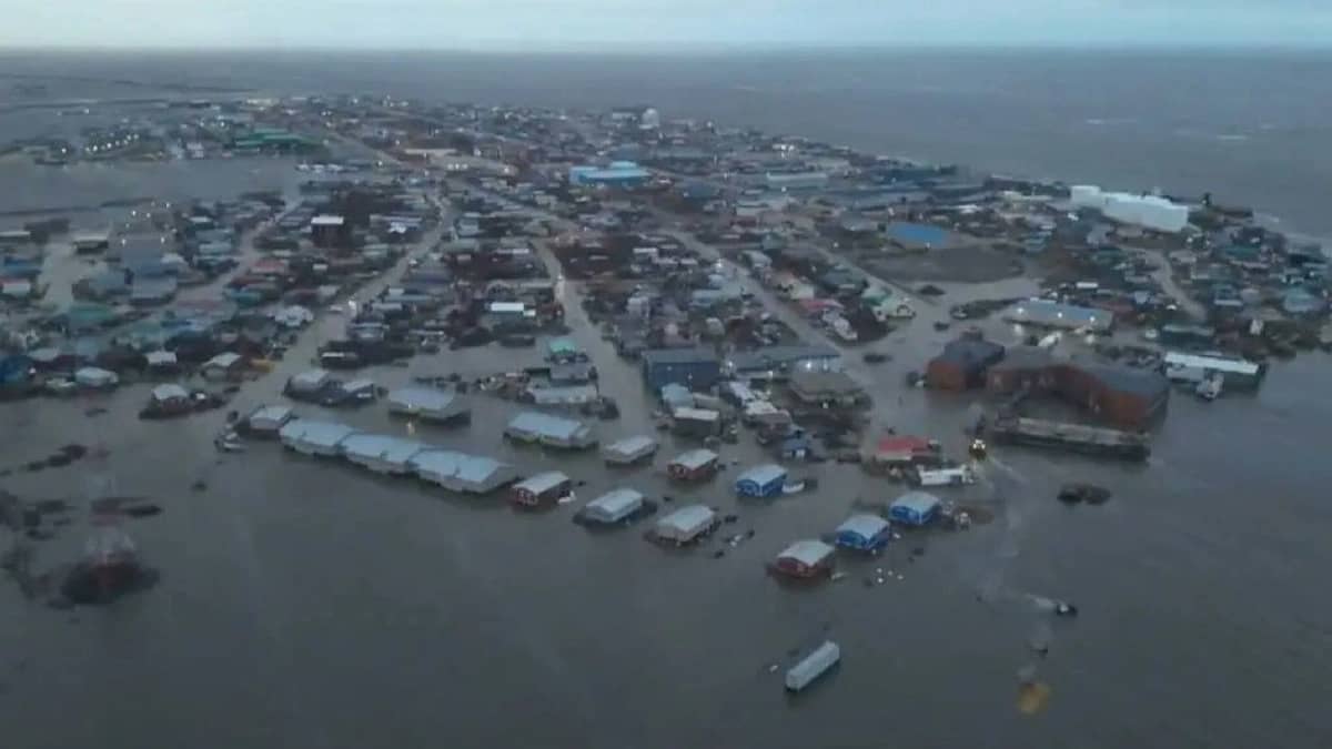 فيضانات مدمرة تجتاح غرب ألاسكا وتتسبب في نزوح الآلاف.. صور