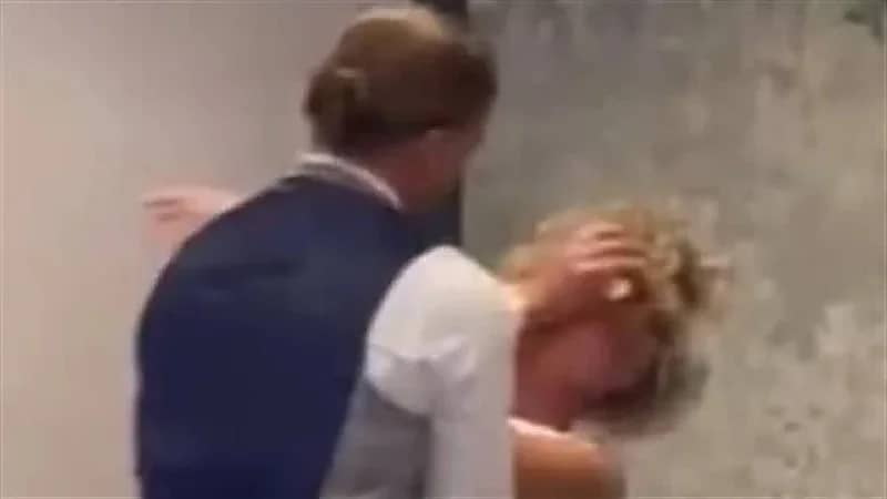 شاهد .. عريس يباغت عروسه ويلقيها بتورتة الزفاف في وجهها